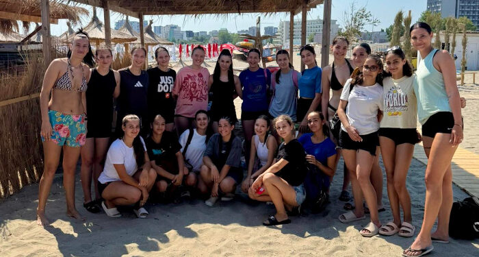 FRUMUSEȚILE voleiului din Medgidia se antrenează pe plaja din MAMAIA