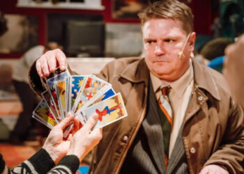 SEAS 2025: CASA DINTRE BLOCURI, spectacol în limba maghiară 16+, supratitrat în limba română, marți, 2 septembrie, la Casa de Cultură din Constanța