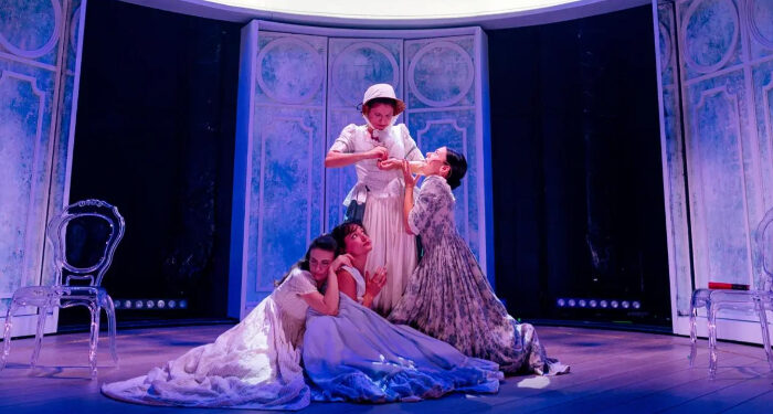 SEAS 2025: MÂNDRIE ȘI PREJUDECATĂ (UN FEL DE), cu Teatrul Excelsior din București, la Teatrul Soveja, sâmbătă, 23 august