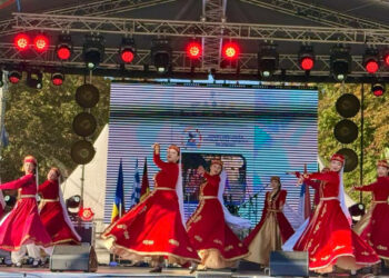 Ansamblul QARASU – UDTTMR Medgidia, pe scena Festivalului „Alfabetul Conviețuirii”