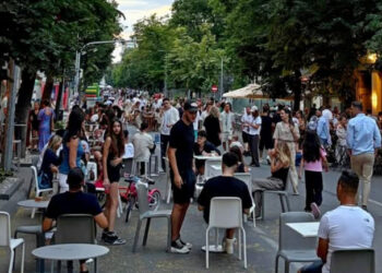 Toamna la pas pe bulevardul Tomis pietonal, între intersecțiile Capitol și Miga