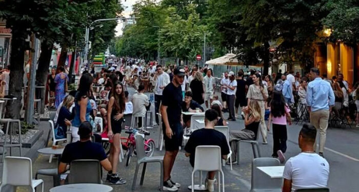 Toamna la pas pe bulevardul Tomis pietonal, între intersecțiile Capitol și Miga