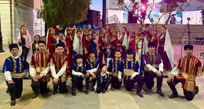 Ansamblurile Qarasu (UDTTMR Medgidia), Qaytarma (UDTTMR Valu lui Traian) şi Qocalılar (UDTTMR Lumina), pe scena Festivalului Tinereții