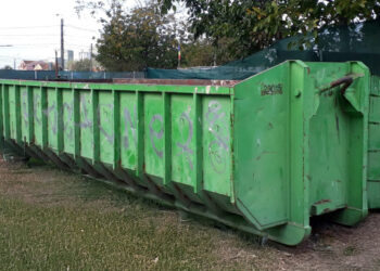 Un container verde POLARIS pentru deșeuri voluminoase este în cartierul KM 5 din Constanța