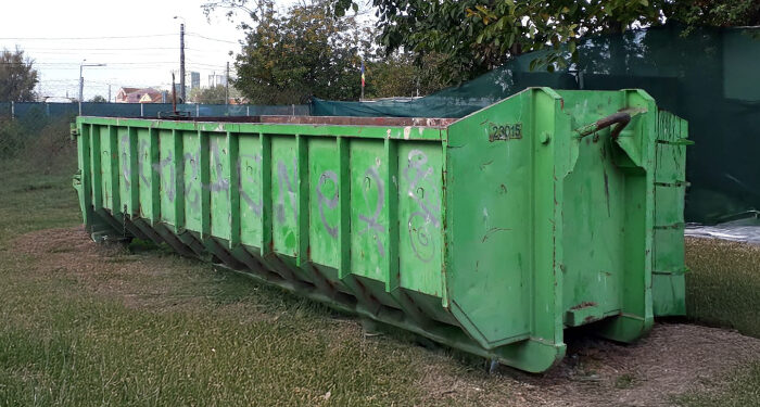 Un container verde POLARIS pentru deșeuri voluminoase este în cartierul KM 5 din Constanța