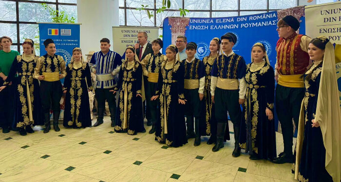 Ansamblul Can Renkler al UDTTMR Topraisar, la evenimentul “E vremea carnavalului” organizat de Uniunea Elenă din România