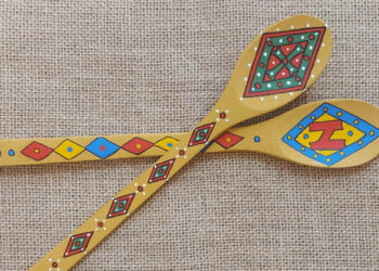 „Pictăm pe linguri de lemn”, atelier de pedagogie muzeală la Muzeul de Artă Populară Constanța