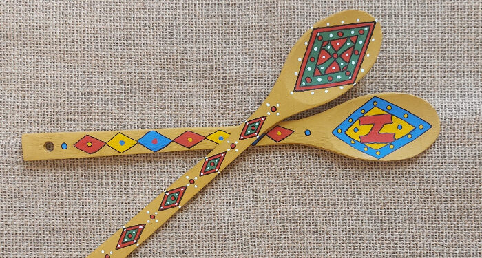 „Pictăm pe linguri de lemn”, atelier de pedagogie muzeală la Muzeul de Artă Populară Constanța