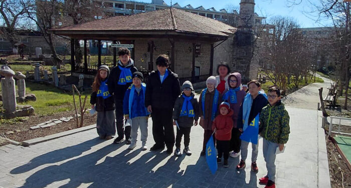 Tradiția colindului ȘEREMEZAN, dusă mai departe de copiii comunității tătare din Dobrogea