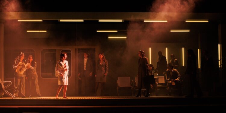 Machinal – sau alunecarea în spirala mașinii de tocat a societății